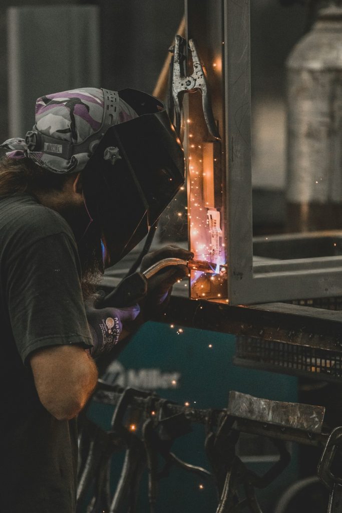 Spawanie MIG-MAG – kompletny poradnik dla amatorów, którzy chcą spawać jak profesjonaliści person-fixing-machine-gu8wvoj0rsa