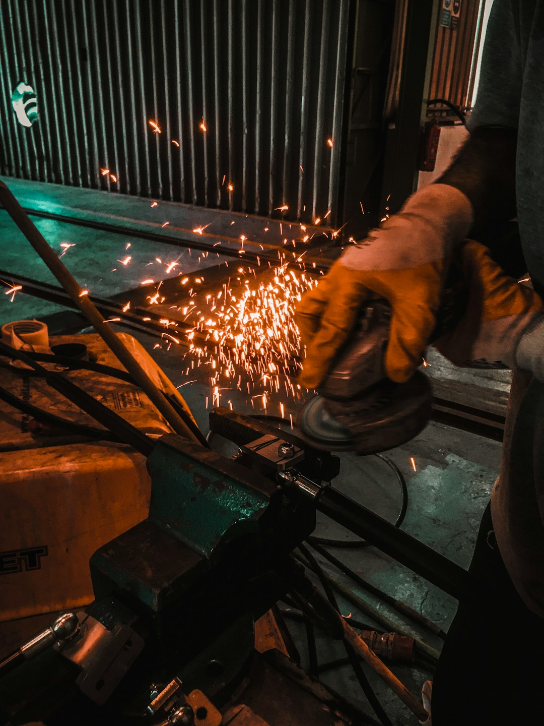 szlifowanie person-grinding-metal-using-angle-grinder-kvogh6l2p-4